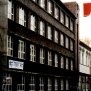 Filmhaus-Fassade mit roter Fahne