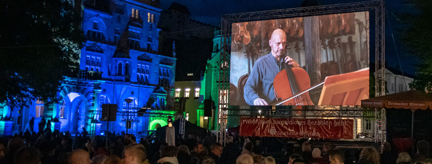 Filmhaus Leinwand vor dem Rathaus bei den Nachtvisionen 2019