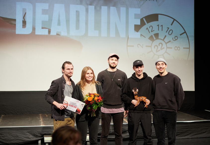 Die Bielefelder Studierenden Chris Hartung, Piet Grigo, Jannik Wellmann, Carlo Seemann und Noemi Botin mit dem Film „prōcrāstināre“ nehmen den Bilderbeben Publikumspreis 2022 in Empfang.