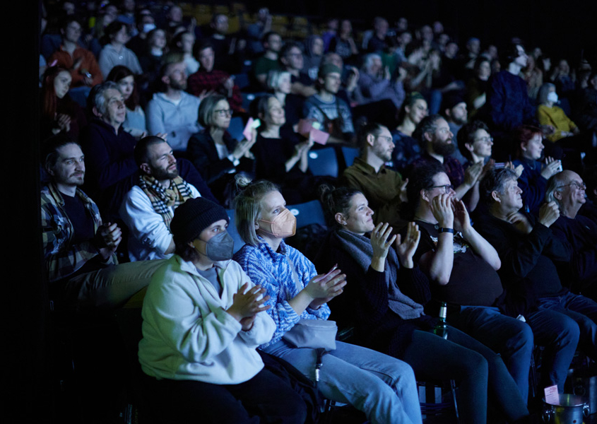 Applaus. Die Kurzfilme zum Wettbewerbsthema Deadline begeistern das Publikum beim Bilderbeben 2022.