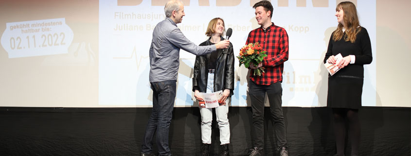 Filmhaus-Vorstand Jochen Kopp übergibt den Bilderbeben Förderpreis 2022 an Evelyn Neuendank und Tobias Stachowiak