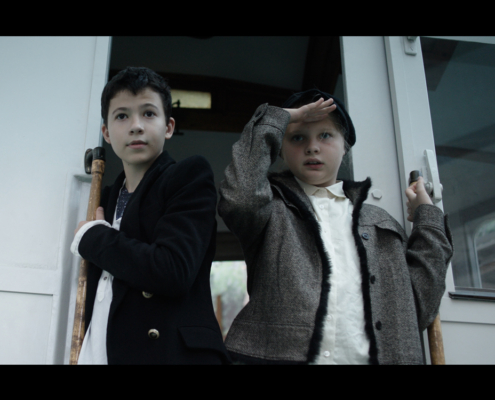 Zwei junge Schauspieler in der Tür eines fahrenden Zuges
