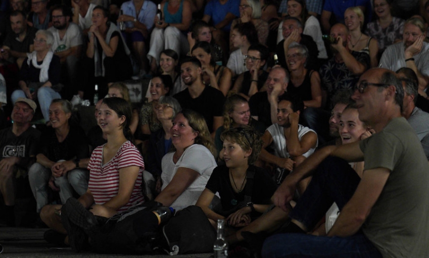 Bielefeld leuchtet! Publikum am Rathaus am 28.8.2019